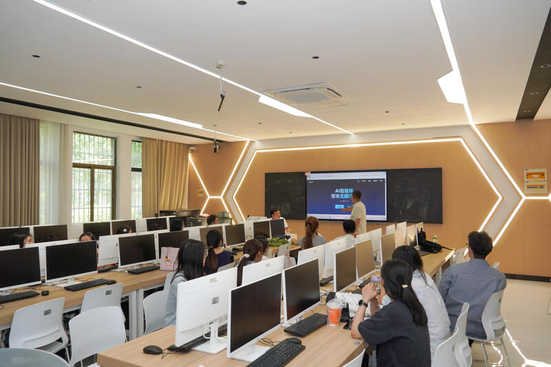 郑州工商学院AI课现场-教室全景