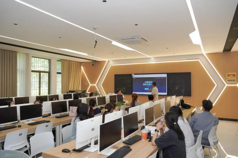 从郑州工商学院的一堂AI课说起：河南老板为什么必须学AI